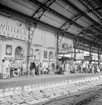 859233 Afbeelding van reizigers op het 1e perron van het N.S.-station Utrecht C.S. te Utrecht, in afwachting van de Zon ...